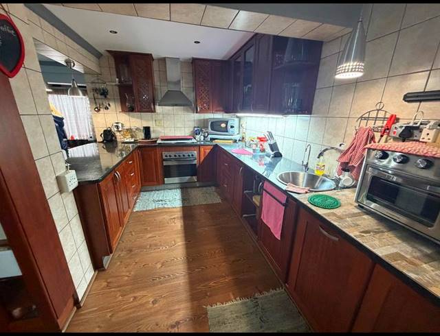 4 BEDROOM TOWNHOUSE FOR SALE IN AERORAND
